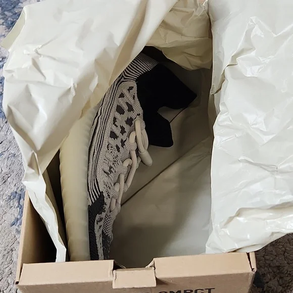 adidas Yeezy 350 V2 CMPCTSlate Panda - Picture 4 of 5